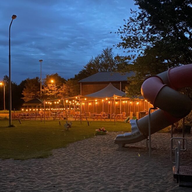 [:nl]brasserie-de-bosmanege-restaurant-haarlemmermeerse-bos-hoofddorp-speeltuin-terras-lunch-diner-herfst-gezellig-overdekt-verlichting-warme-choco-zomeravond-genieten-uniek-haarlemmermeer-speeltuin-min[:]